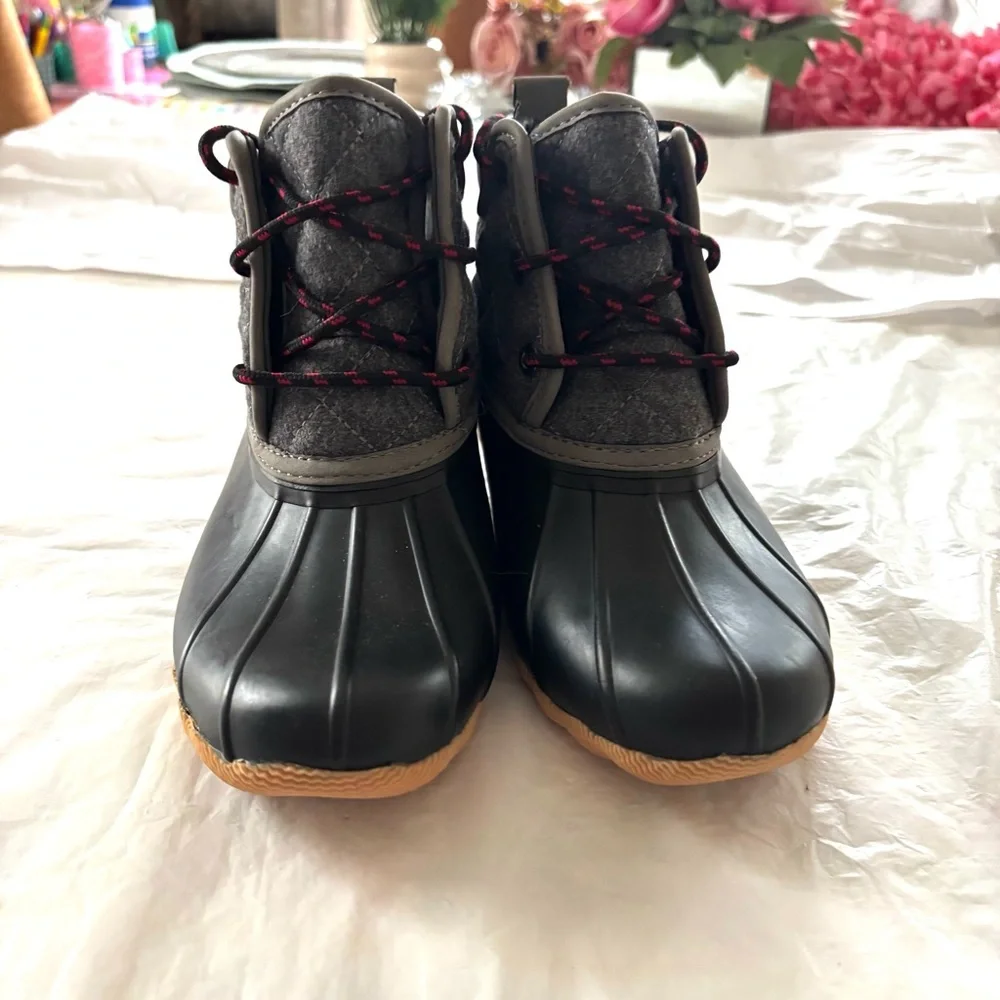 NWOT Skechers Arch Fit Pond Lil Puddles Boots Black Gray SZ 6 Y